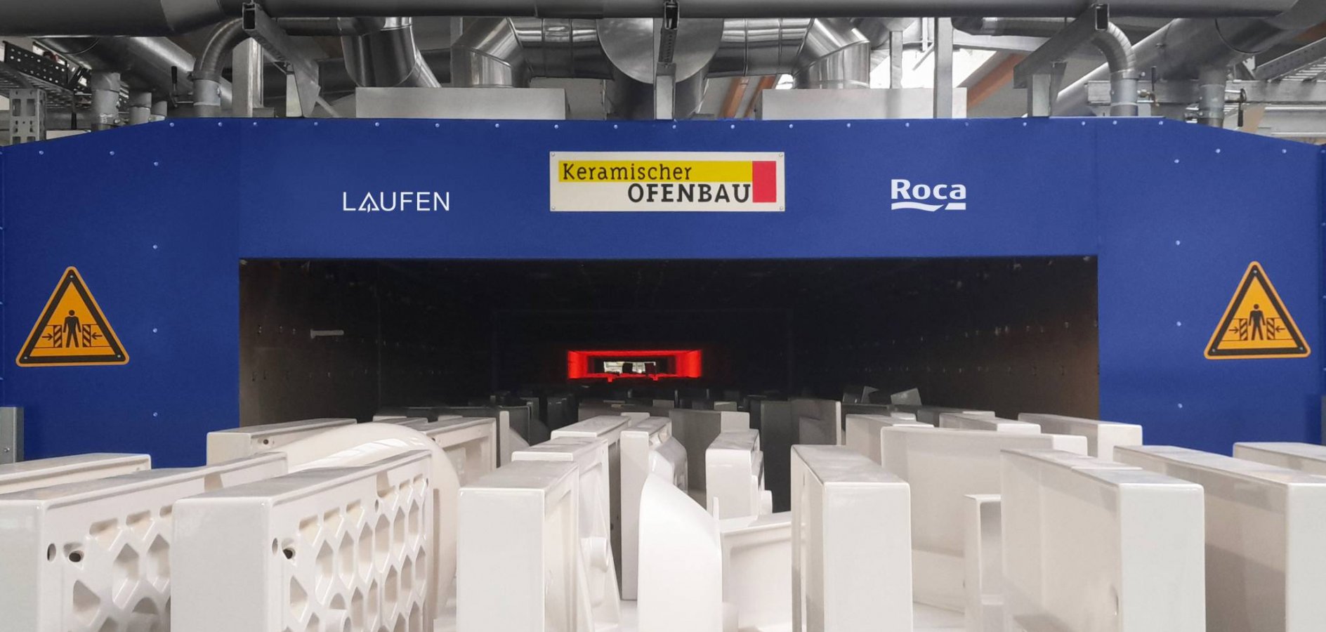 LAUFEN, Roca Group, Keramischer Ofenbau, Gmunden, il primo forno a tunnel a zero emissioni di co2, produzione,  una rivoluzione per il settore dei sanitari, elettricità, no gas, innovazione, sostenibilità   